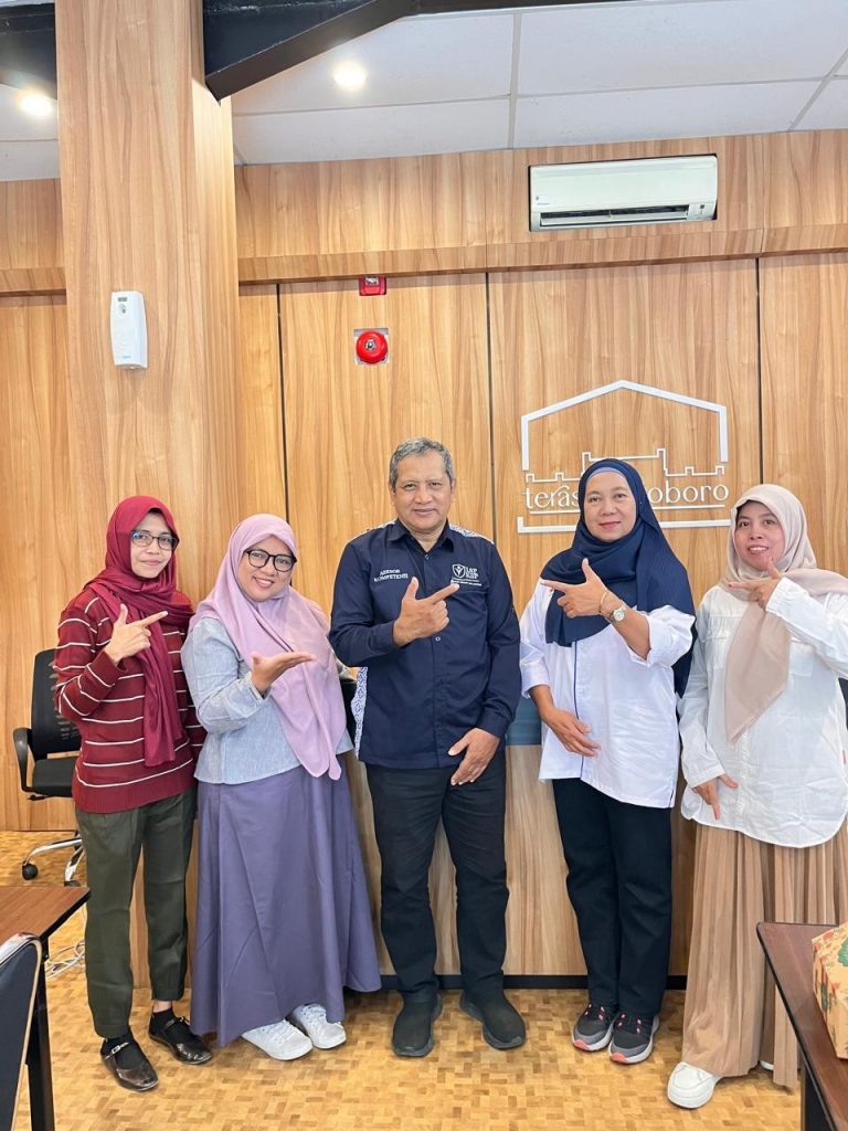 Ketua Koperasi Citra Mandiri Sejahtera (CITRAMAS) bersama Pengurus dan Pengelola, berfoto bersama Asesor Kompetensi LSP. Usai kegiatan perpanjangan sertifikasi BNSP di Teras Malioboro, Yogyakarta, Jumat (19/9/2026).